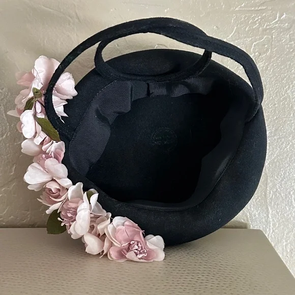 IMPRESSIVE 1930s' BLACK FELT TILT HAT WITH PINK FABRIC FLOWERS/LEAVES - Picture 10 of 10